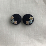 くるみボタンのピアス/イヤリング〜プチフラワーをのせて