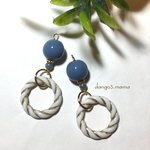 300円☆ブルーラウンド☆アクリルツイストホワイトリングのピアス/イヤリング