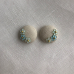 くるみボタンのピアス/イヤリング〜プチフラワーをのせて