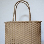 ベージュのかごバッグ