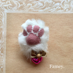 SALE❣️猫肉球ブローチ(ホワイトピンクハート)   エコファー  リボン  鈴