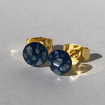 小さい貝殻ピアス（青）