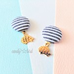 送料無料★ハリネズミのしましまピアス・イヤリング【くるみボタン　イヤリング　ピアス　はりねずみ　ハリネズミ】　