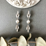 フェザーとパールのアクセサリー