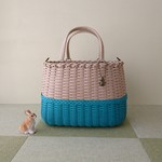 夏色！ バイカラーのかごバッグ   チャーム付