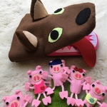 さっと逃げました　（ぶたさん家族とおおかみ）