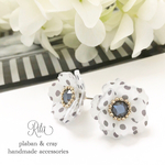 水玉ホワイト flowerピアス〜グレー～