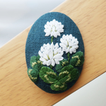 シロツメクサとクローバーの手刺繍ブローチ2