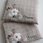 刺繍のフラットポーチ（アップリケの白い花）