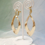 立体ゆるゆら♡　マットゴールド☆ウェーブ・リーフ・チャームのイヤリング