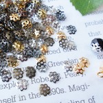 200個以上　ビーズキャップ小　6㎜5ｇ　ミニフラワー　座金/花座/菊座アソート　金具　パール・天然石に
