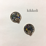 小ぶりブラックシェルピアス／イヤリング
