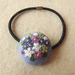 ブルー系の花ブーケ刺繍 くるみボタンヘアゴム
