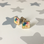 虹色の花ピアス