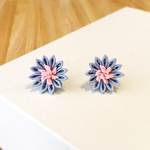 つまみ細工 グレイッシュなブルーとピンクのお花のピアス・イヤリング