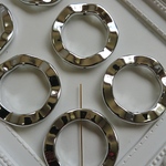 【2個】 45mm メタリック シルバー ウェーブ ラウンド CCBビーズ