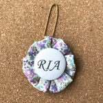 パープル小花柄のネーム入りロゼットキーホルダー