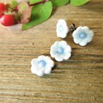 陶器で出来たお花のピアス／イヤリング ※チタンポスト