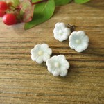 陶器で出来たお花のピアス ※チタンポスト