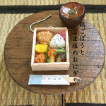 《片耳》鶏ごぼうおにぎりセット弁当のピアス