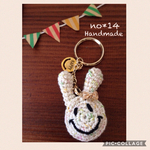 ☺︎送料無料　ワンコイン☺︎　ニコちゃんうさぎのキーホルダー