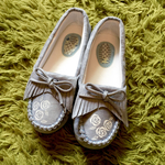 【限定1,000円オフ！】白銀の薔薇 ふわふわフリンジシューズ