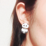 パンダがぶら下がるピアス