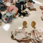 ＼送料無料／ ＊全6色＊ プレート 花柄ふんわりピアス