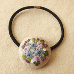 紫ブルー系の花ブーケ刺繍 くるみボタンヘアゴム
