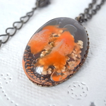 二匹の金魚と水草の様な押し花のカボッションのネックレス