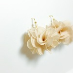 【イヤリング可】ひらひら花びらピアス