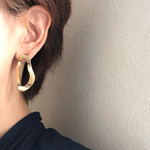 変形  ゴールド オーバルのピアス