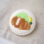 とんかつの刺繍ブローチ