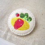 オムライスの刺繍ブローチ