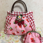 ハンドバッグ&がま口ポーチ（いちごストラップ付き）