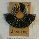 縫わないビーズ刺繍のふさふさピアス    1点物  ブラック