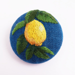 レンゲソウの手刺繍ブローチ