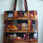 USA生地　本棚でくつろぐネコ柄のマチ付きトート