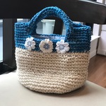「バイカラーの小さめトートバック」　お花のモチーフつき