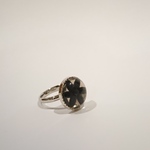 涼しげなクリア×ブラックのボタンリング💍