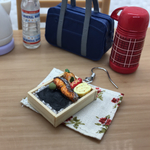 お母さんのお弁当　のりとシャケ　片耳ピアス