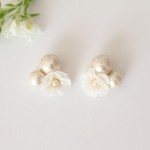 ☆４月５日20時販売開始☆小さなフリルフラワーとコットンパールのピアス（イヤリング）ピンク