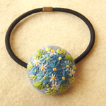 青い花のブーケ刺繍 くるみボタンヘアゴム