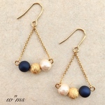 【ピアス】ネイビーのトライアングルピアス