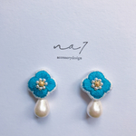 紫陽花カラーの刺繍ピアス
