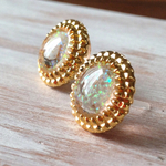 ぷっくり煌めく京都オパールのピアス