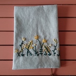 黄色の花壇の刺繍の文庫本サイズのブックカバー　セール🌼