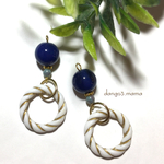 300円☆濃ブルーラウンド☆アクリルツイストホワイトリングのピアス/イヤリング