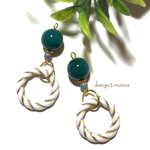 300円☆濃グリーンラウンド☆アクリルツイストホワイトリングのピアス/イヤリング
