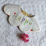 メッセージ花刺繍スタイ  ＊happy
